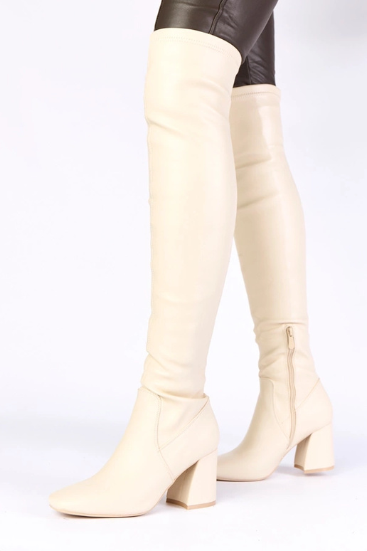 Botas largas color arena por encima...