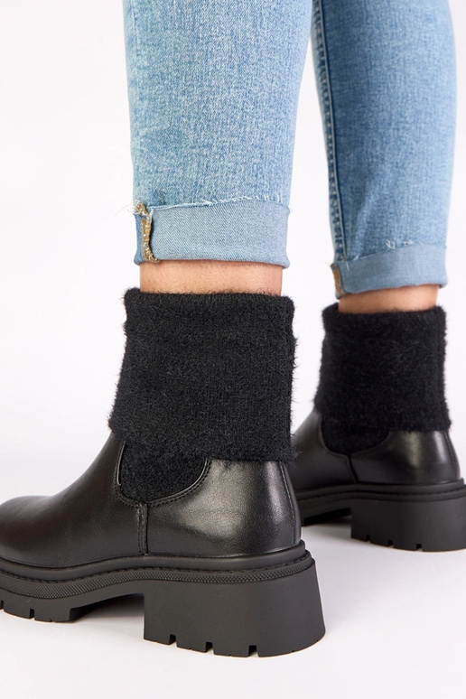 Botines negros con elástico y caña...