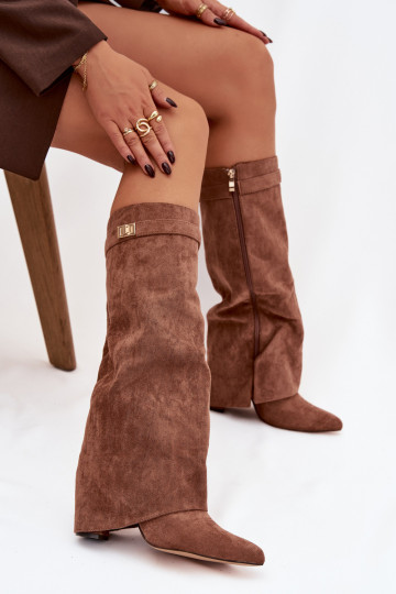 Botas largas de ante sintético con tacón en forma de columna, acolchadas y con caña doblada en color arena Evyra