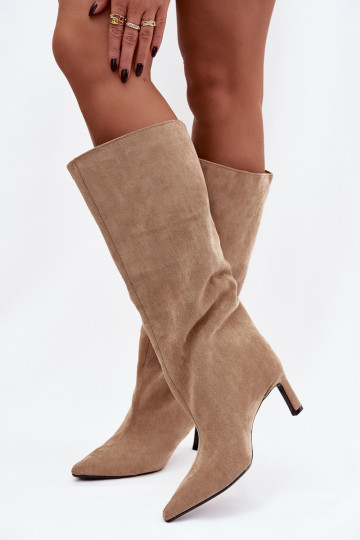 Botas largas de mujer de ante sintético, de tipo deslizable con tacones finos en color arena Phelin