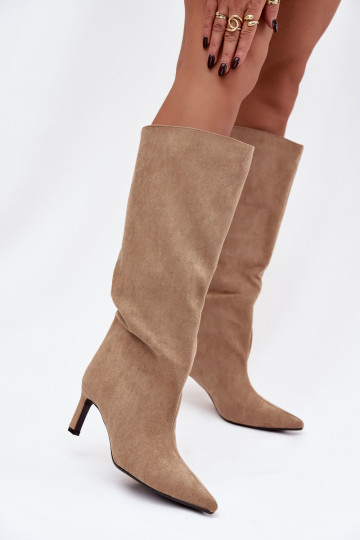 Botas largas de mujer de ante sintético, de tipo deslizable con tacones finos en color arena Phelin 2