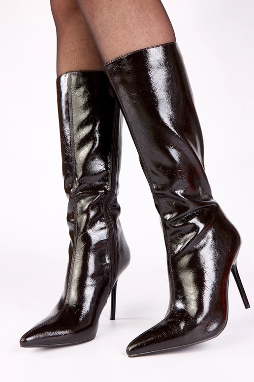 Botines marrones lacados con tacón...