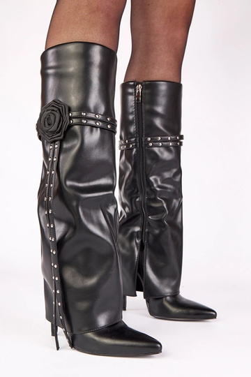 Botas negras con tacón alto y caña doblada, decoradas con rosa y tachuelas Ida
