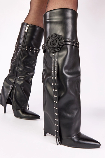 Botas negras con tacón alto y caña doblada, decoradas con rosa y tachuelas Ida 2