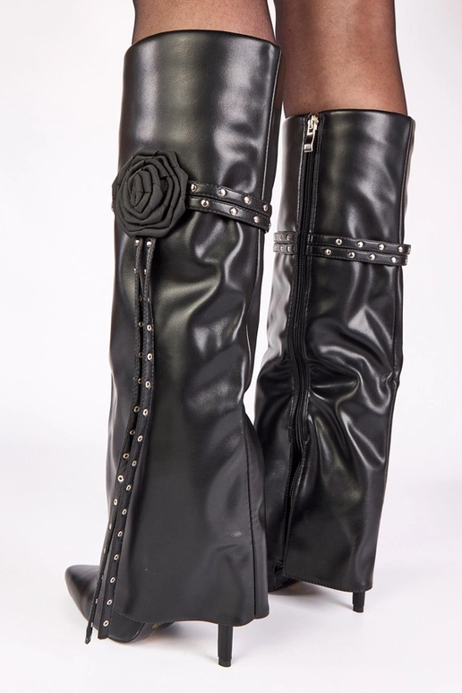 Botas negras con tacón alto y caña...