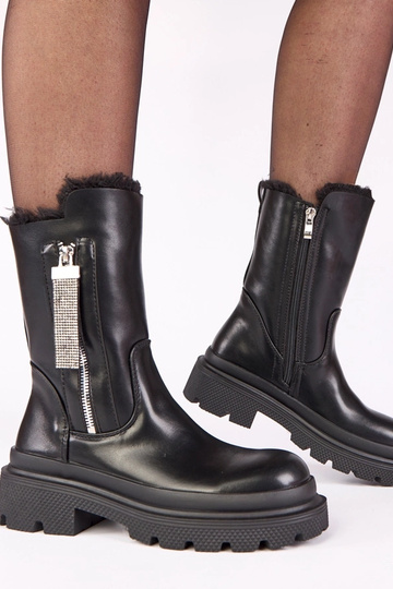 Botines negros sobre plataforma con cremallera decorativa con piedras de circonio Asta