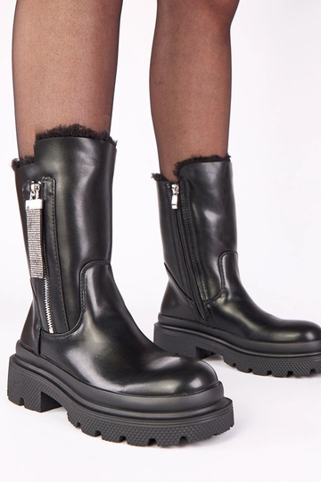 Botines negros sobre plataforma con cremallera decorativa con piedras de circonio Asta 2