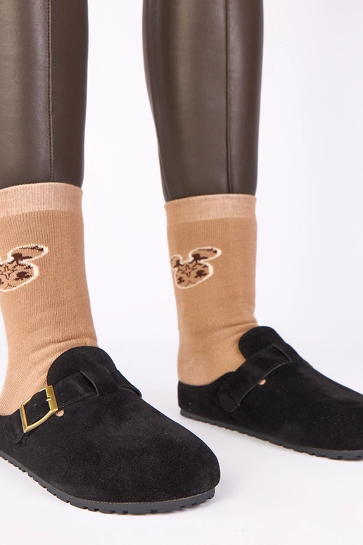 Botines negros con hebilla decorativa...