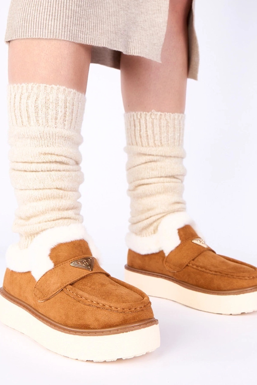 Mocasines marrones cálidos con piel...
