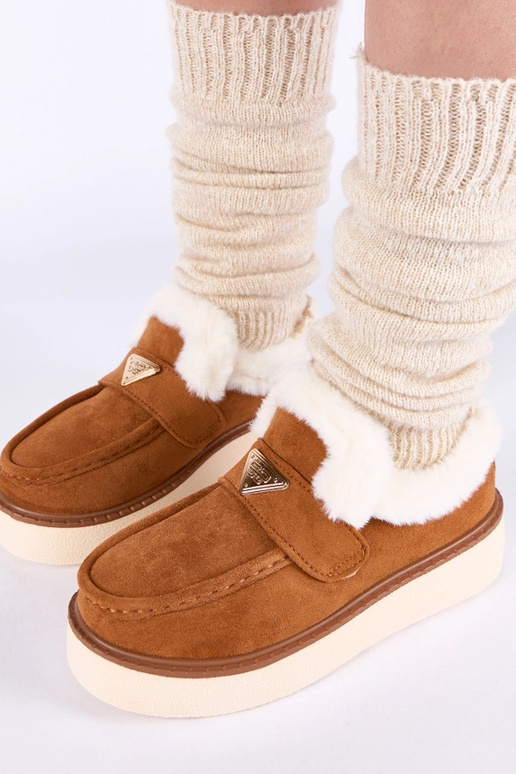 Mocasines marrones cálidos con piel...