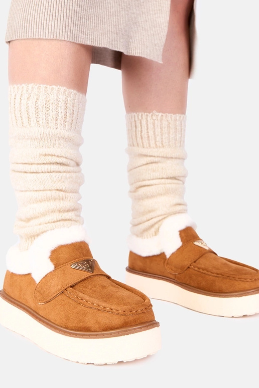 Mocasines marrones cálidos con piel...