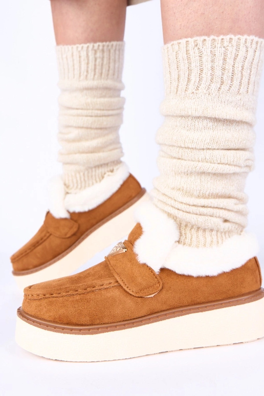 Mocasines marrones cálidos con piel...