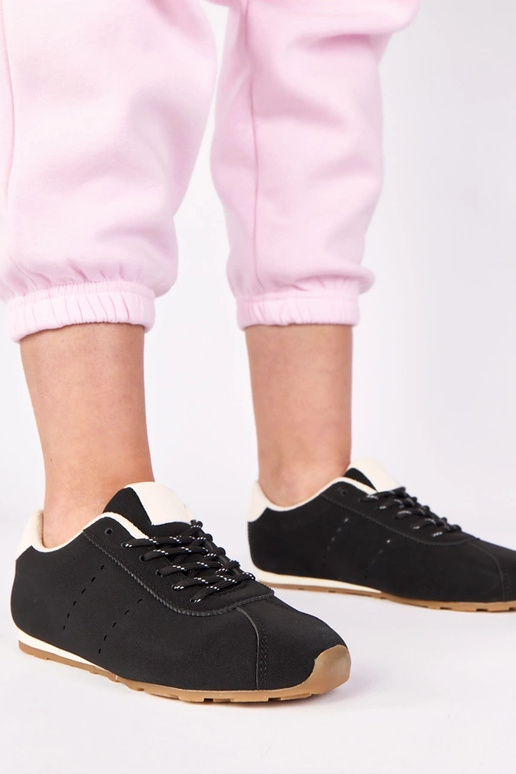 Zapatillas negras con acento blanco...