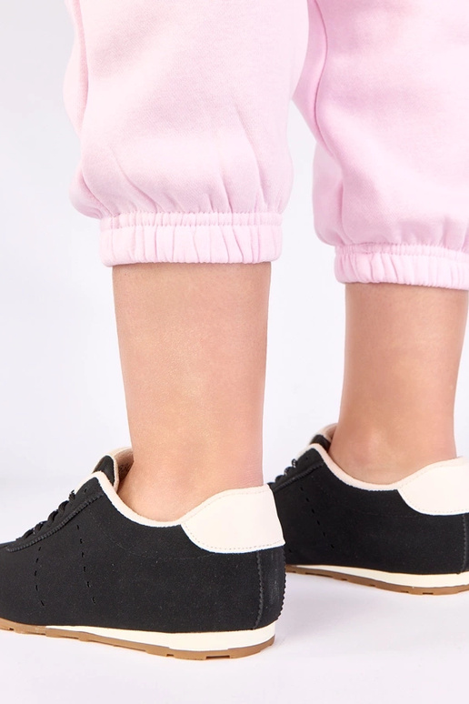 Zapatillas negras con acento blanco...