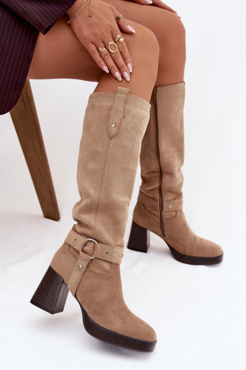 Botas largas forradas para mujer con tacones y costuras en color arena Alessara