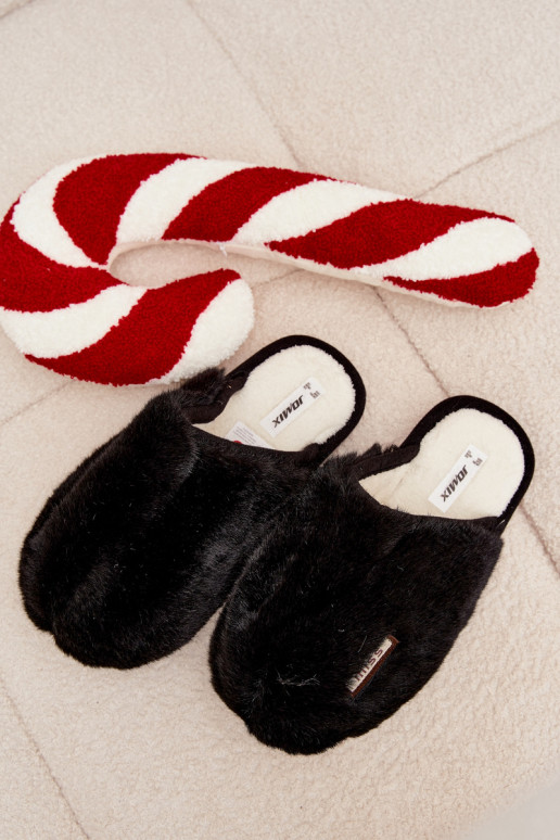 con un abrigo de piel Zapatillas Femenino de color negro Belinna