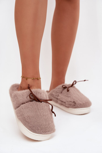 Zapatillas de casa color caqui con pelaje y lazos Minella