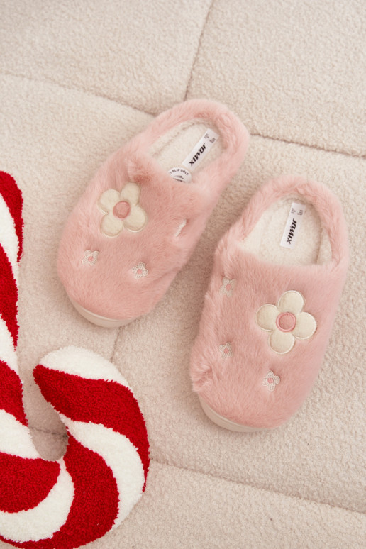 con un abrigo de piel Zapatillascon motivos floralesuszkami color rosa Selinne