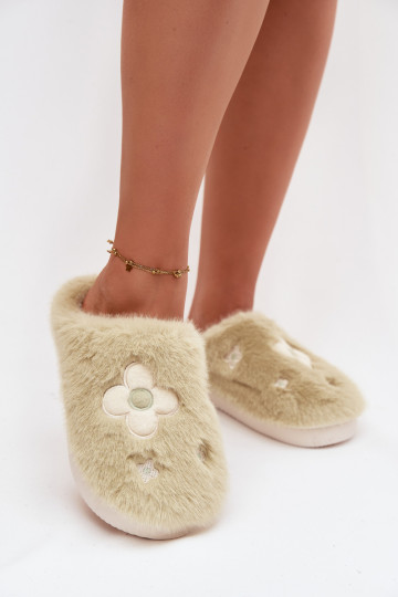 Zapatillas Selinne color pistacho con pelito y motivos florales 2