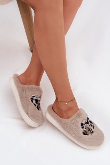 Zapatillas Amandra color arena con pelito y corazones