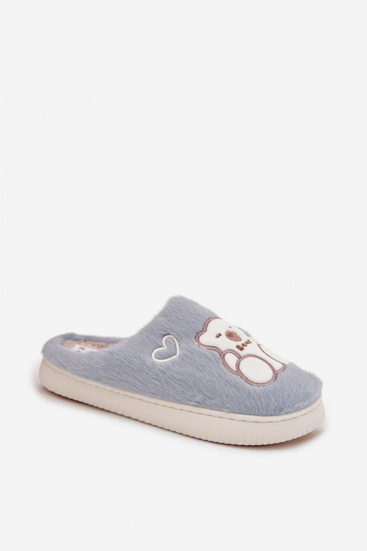 con un abrigo de piel Zapatillas con oso color azul Noralie