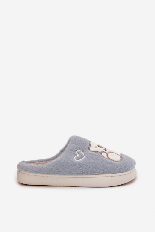 con un abrigo de piel Zapatillas con oso color azul Noralie