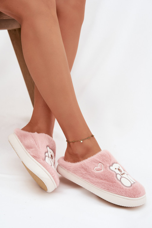 con un abrigo de piel Zapatillas con oso color rosa Noralie
