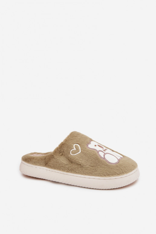 con un abrigo de piel Zapatillas con oso color verde Noralie