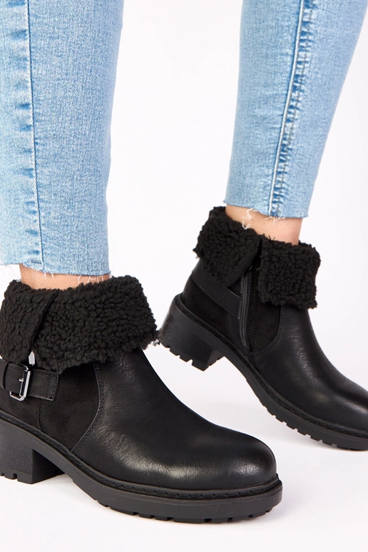 Botines negros con tacón y parte...