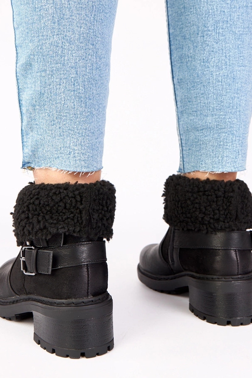 Botines negros con tacón y parte...