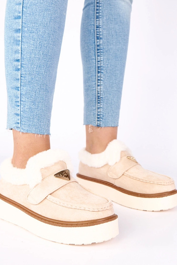 Mocasines de color beige claro, forrados con pelaje "Loafy"