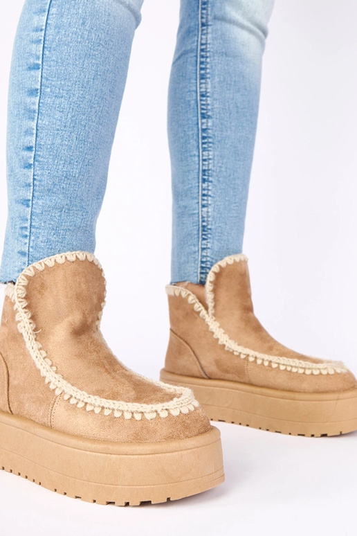 Botas de nieve de color beige oscuro...