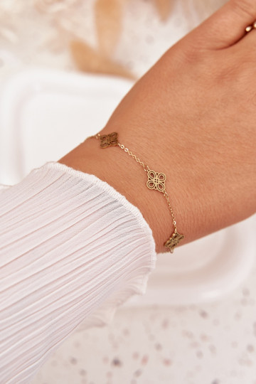 Una pulsera de acero inoxidable Con colgantes color dorado