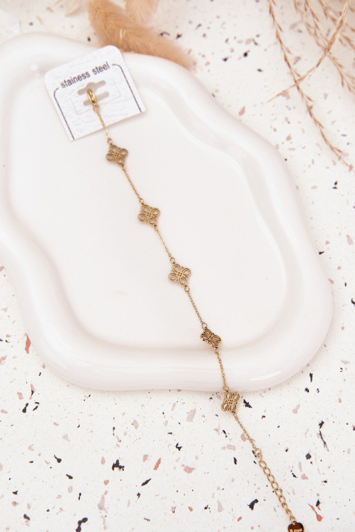 Una pulsera de acero inoxidable Con colgantes color dorado