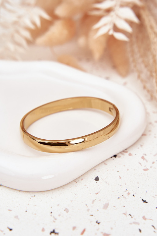 Una pulsera de acero inoxidable color dorado