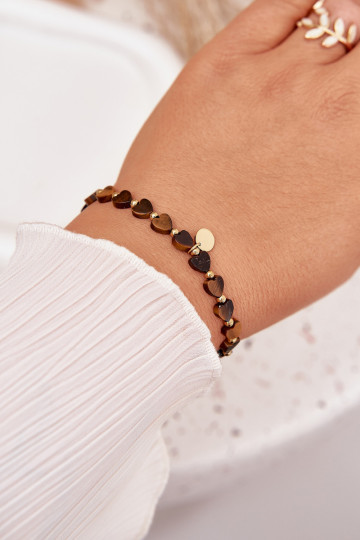 Una pulsera Corazones Hecho de acero quirúrgico Tiene querrón