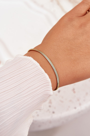 Una pulsera Serpiente Hecho de acero quirúrgico color dorado