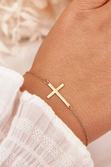 Una pulsera con una cruz Stal Chirurgiczna color dorado