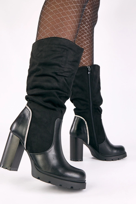 Botines negros con tacón decorados...