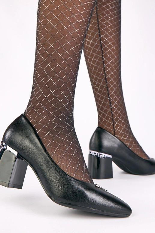 Zapatos negros con tacón decorativo...