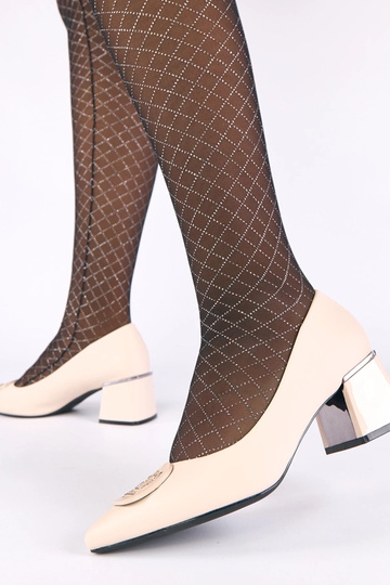 Zapatos de tacón color arena para mujer decorados con circonitas Merla