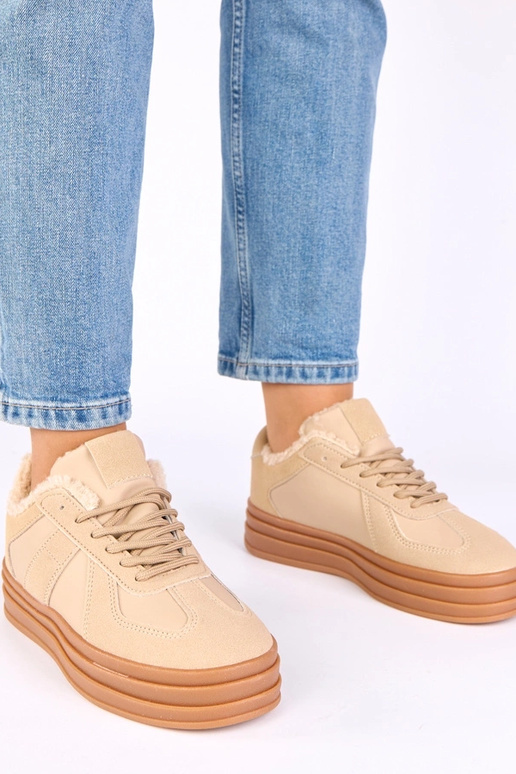 Zapatillas deportivas color arena...