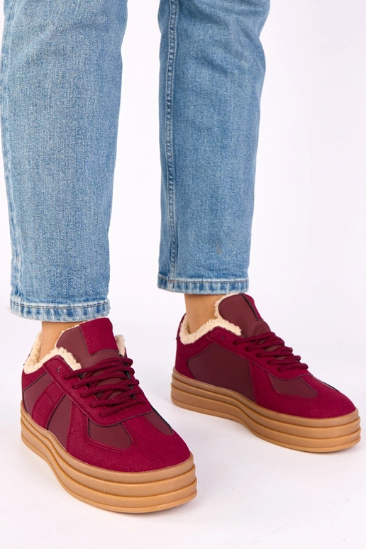 Zapatillas deportivas color burdeos...