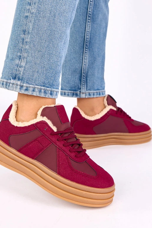 Zapatillas deportivas color burdeos...