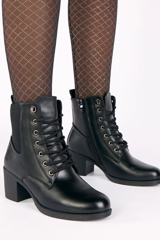 Botines negros de tacón con inserción...