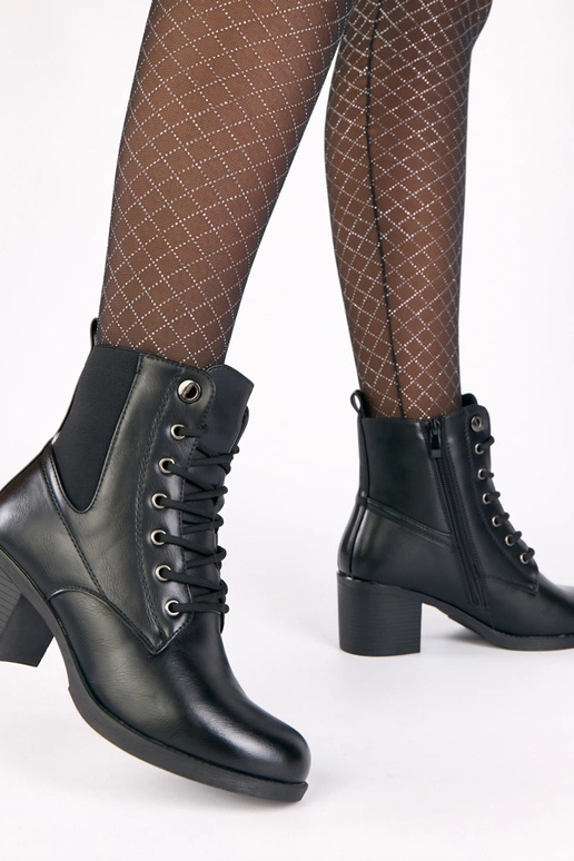 Botines negros de tacón con inserción...