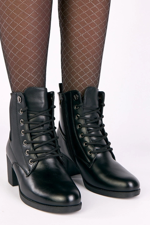 Botines negros de tacón con inserción...