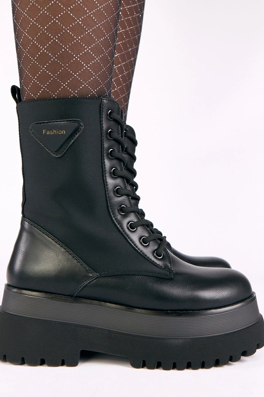 Botines negros mate en plataforma Lassi