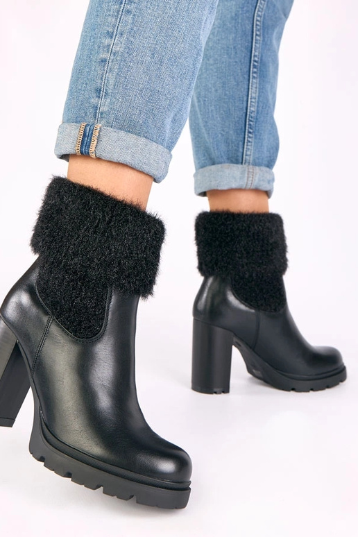 Zapatos negros de tacón con caña...