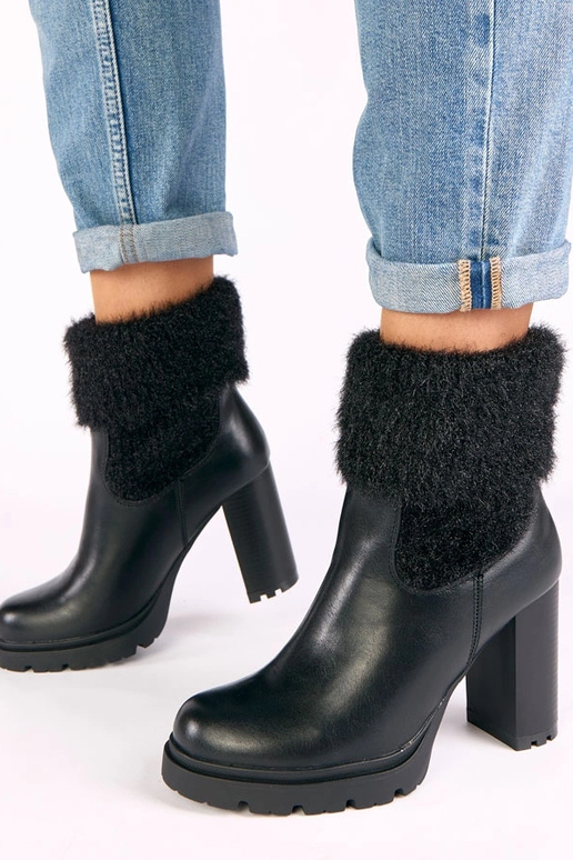 Zapatos negros de tacón con caña...